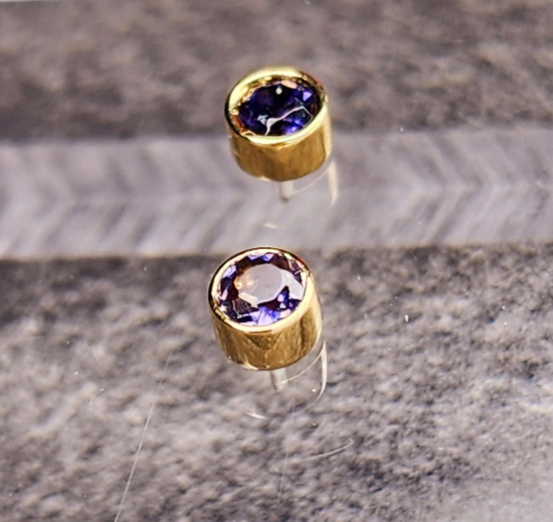 solid 14kt yellow gold bezel set iolite