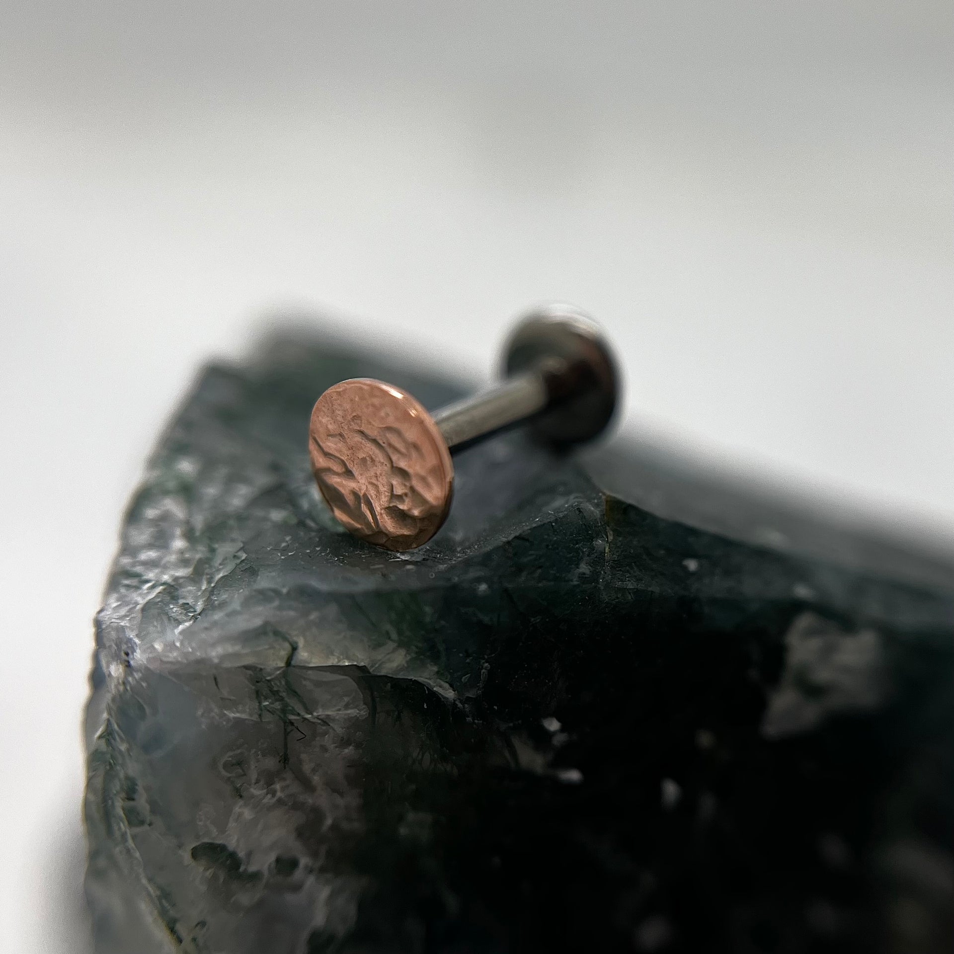 Textured 4mm disc threadless in rose gold